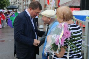 Андрей Турчак встретил День города Новосокольники вместе с жителями под проливным дождем (ФОТО)