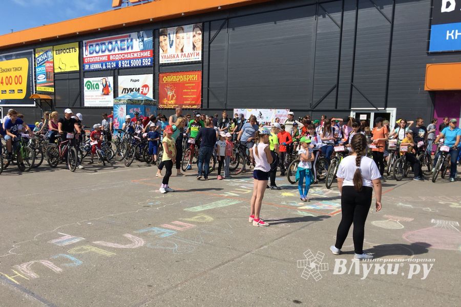 В Великих Луках прошел традиционный велопарад (ФОТО)