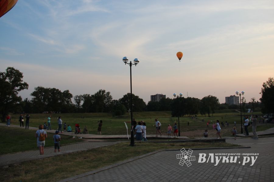 Аэростаты летают над городом (ФОТО)