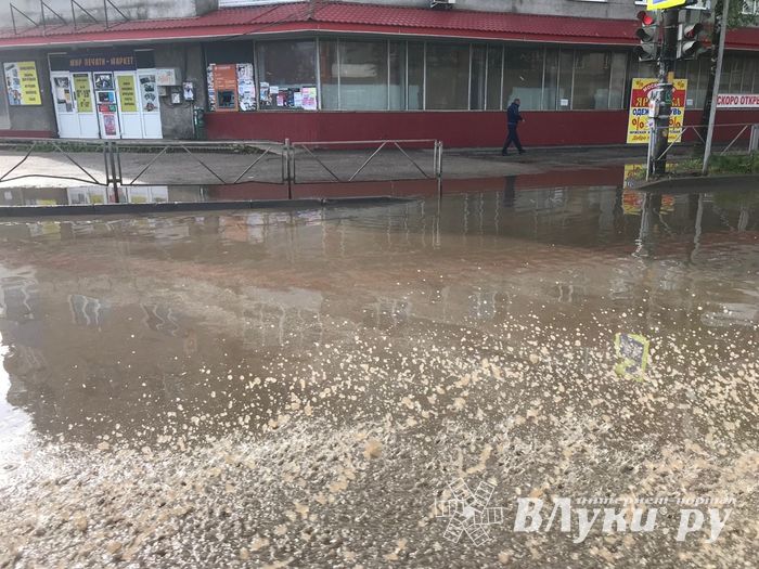 Проспект Гагарина «поплыл» (ФОТО)