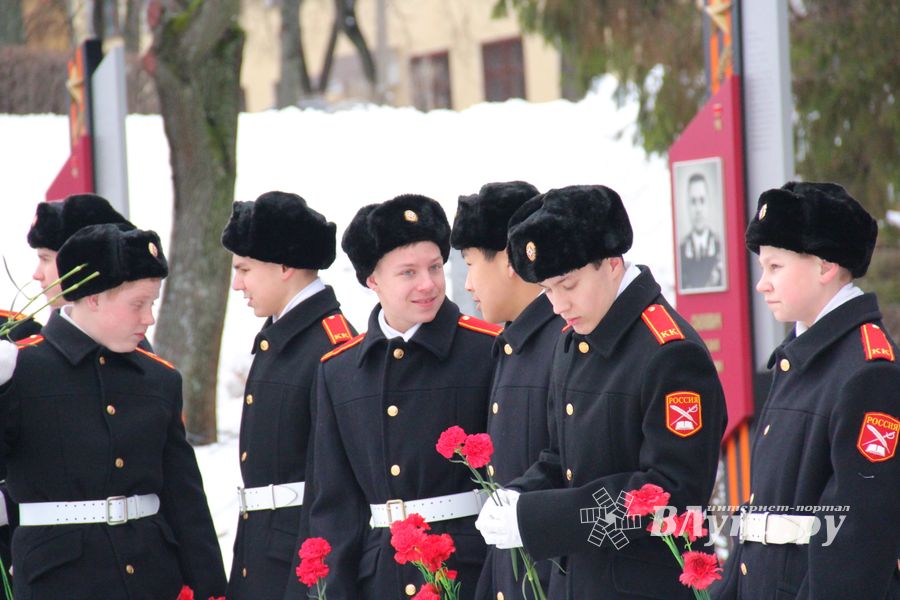 У Вечного огня в Великих Луках прошёл торжественный митинг (фото)