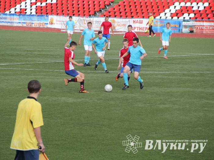 В минувшие выходные великолучане сыграли в футбол (фото)