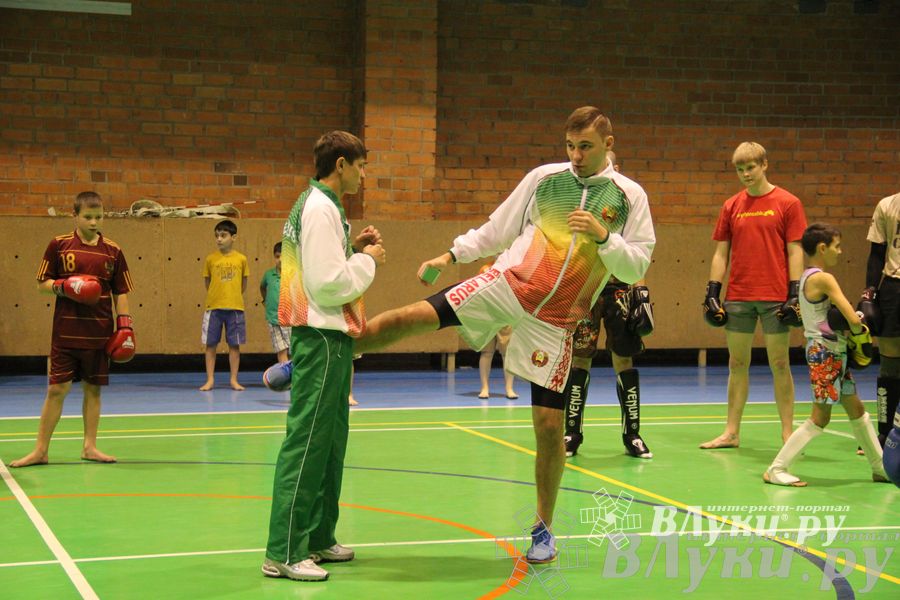 В Великих Луках прошел мастер-класс по кикбоксингу (фото)