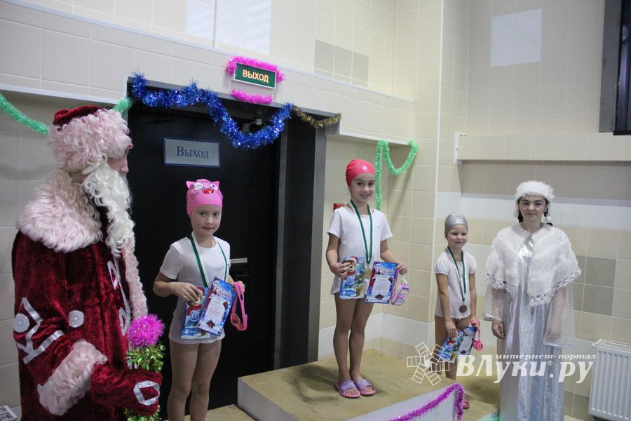 Соревнования по плаванию на призы Деда Мороза прошли в Великих Луках (ФОТО)