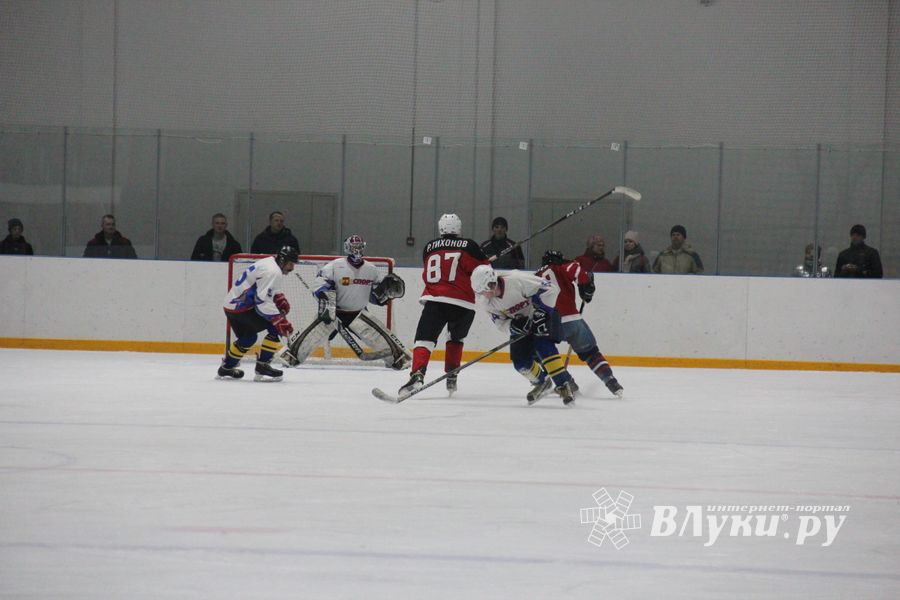 Две великолукские команды хоккеистов одержали победы в домашних матчах (ФОТО)