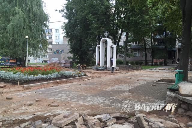 В Великих Луках продолжают обновлять сквер у памятного знака великолучанам, погибшим в «горячих точках» (фото)