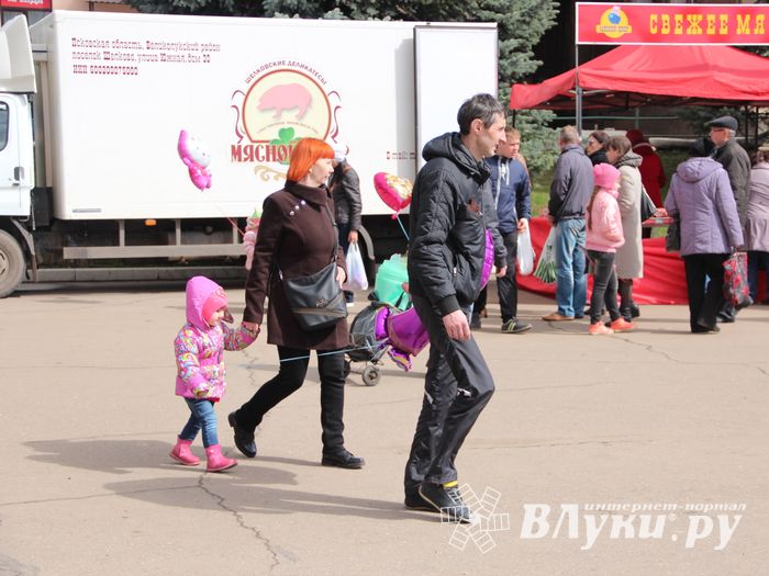 В Великих Луках проходит Весенняя ярмарка