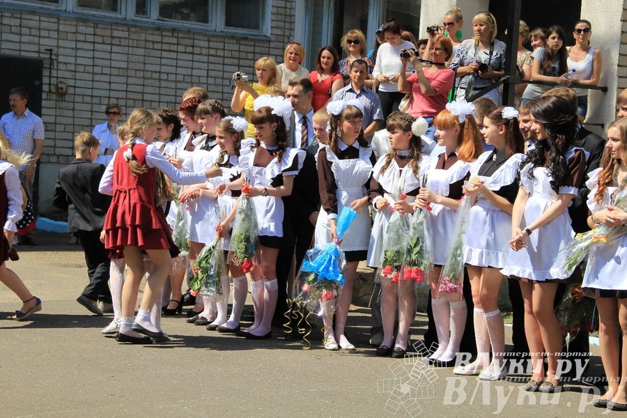 В Великих Луках прозвенели «Последние звонки»