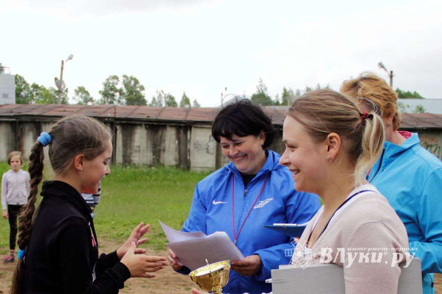 Ребята из пришкольных лагерей соревновались в «Весёлых стартах» (ФОТО)