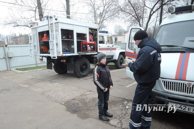 Воспитанник детского дома-школы побывал в гостях у великолукских спасателей (фото)