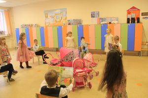 Великолукские школьники поздравили мам и учительниц (ФОТО)