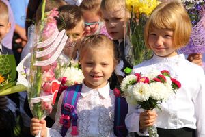 В Великих Луках торжественно встретили День знаний (ФОТО)