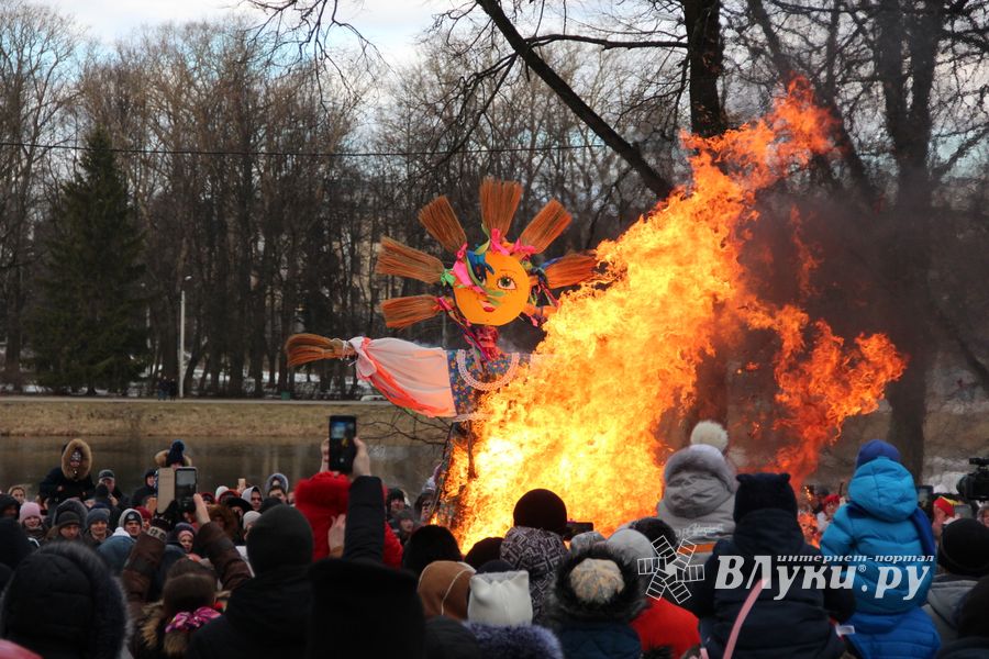 Масленичные гуляния прошли в Великих Луках (ФОТО)