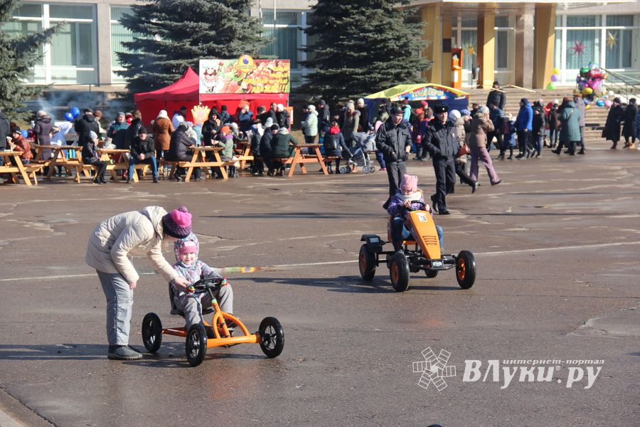 В Великих Луках широко отметили Масленицу (ФОТО)