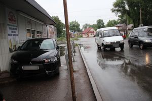 В Великих Луках автомобиль протаранил ограждение и «припарковался» на остановке (ФОТО)