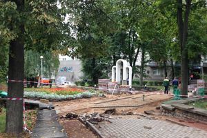 В Великих Луках ремонтируют сквер у памятного знака великолучанам, погибшим в «горячих точках» (фото)