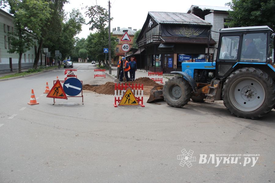 На Вокзальной оперативно устранили течь в водоводе (ФОТО)