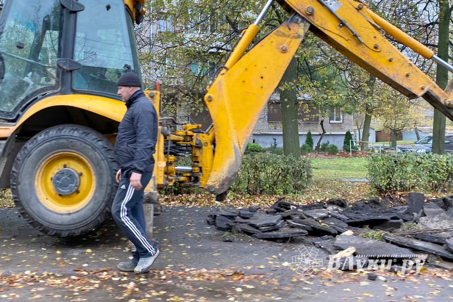 В Великих Луках на улице Зверева обновляют тротуар (ФОТО)