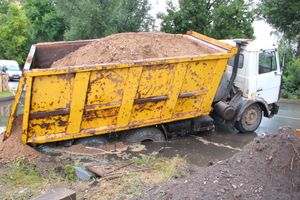 На проспекте Гагарина в Великих Луках провалился грузовик (ФОТО)