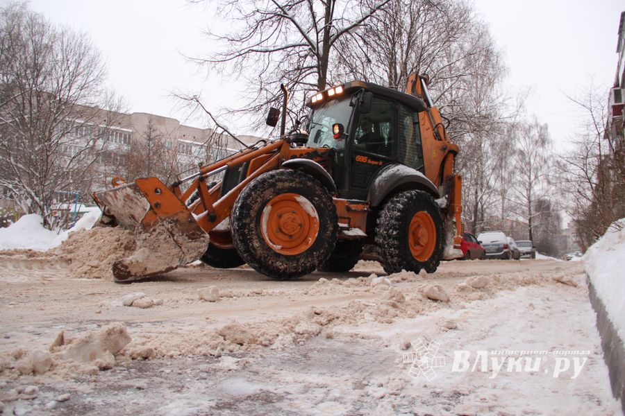 В великолукском дворе замечен трактор, убирающий снег