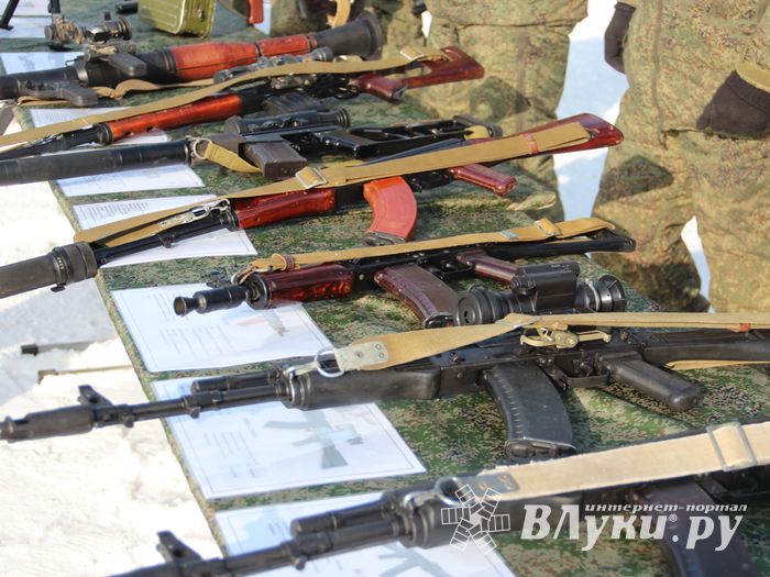 Великолучанам показывают армейскую технику и кормят кашей (6+) (ФОТО)