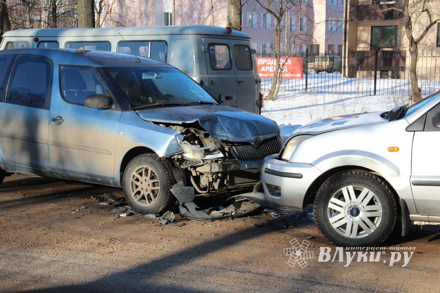 Лобовое столкновение на пр-те Гагарина в Великих Луках (ФОТО)