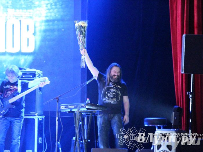 В Великих Луках состоялся концерт Дениса Майданова