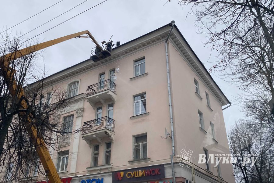 Великие Луки очищают от снега и сосулек (ФОТО)