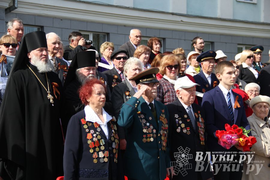 Парад Победы в Великих Луках (фото)