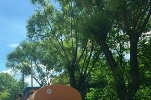 На пр-те Гагарина чистят ливнёвки (ФОТО)