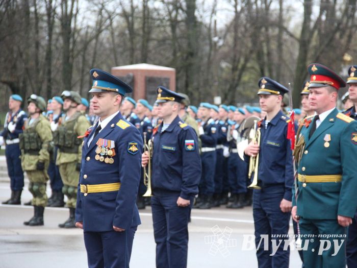 В Великих Луках прошел Парад Победы (ФОТО)