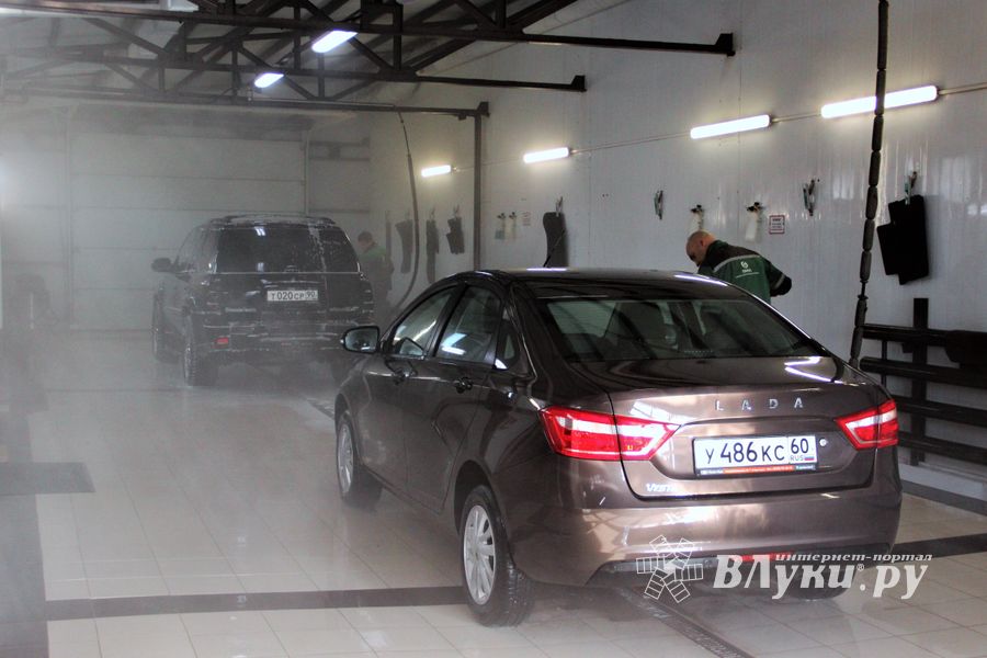 Автомойка в Великих Луках дарит подарки в День автомобилиста (ФОТО)