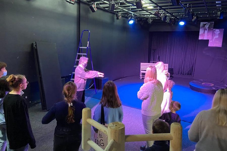 Участники фотоконкурса «Ми-ми-мишки» посетили экскурсию «Тайны закулисья» (ФОТО)