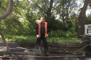 На пр-те Гагарина чистят ливнёвки (ФОТО)