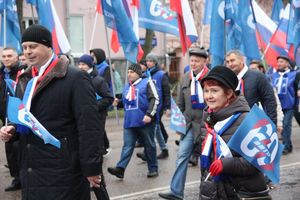 В Великих Луках прошло праздничное шествие (ФОТО)