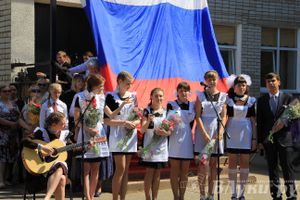 В Великих Луках прозвенели «Последние звонки»