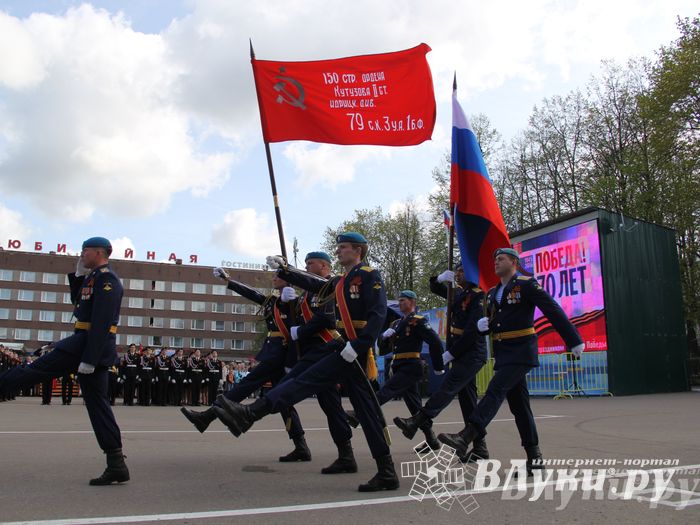 Парад Победы в Великих Луках (фото)