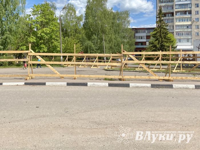 На площади Калинина начали рыть траншеи (ФОТО)