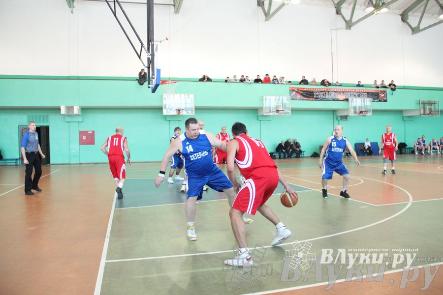 Баскетболисты Великих Лук сыграли со сборной Дмитрова