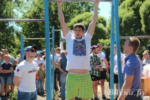 В Великих Луках состояли соревнования по подтягиванию на турнике (фото)