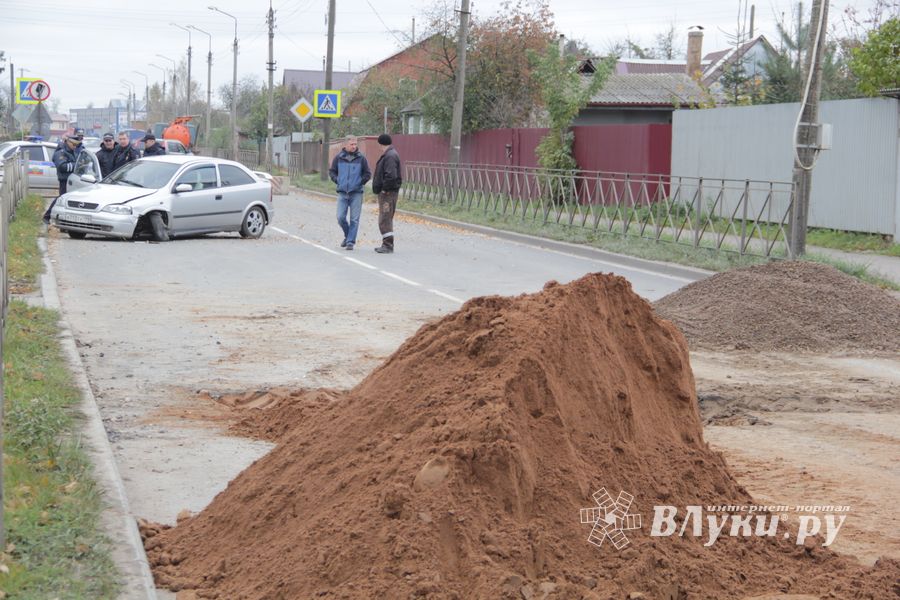 В Великих Луках неизвестный водитель, попав в ДТП, бросил автомобиль и скрылся (ФОТО)