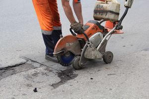 В Великих Луках начался ямочный ремонт на ул. Нелидовской (ФОТО)