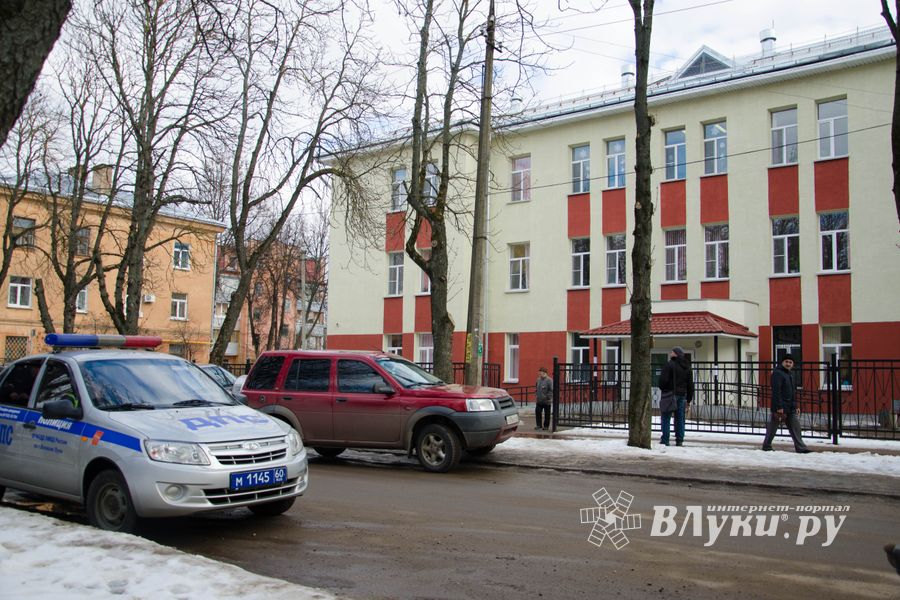 Фотофакт: сотрудники ГИБДД выписывают штрафы 