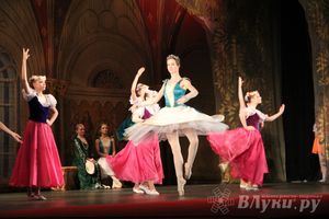 Московский театр «Корона Русского Балета» представил великолучанам балет «Лебединое озеро»
