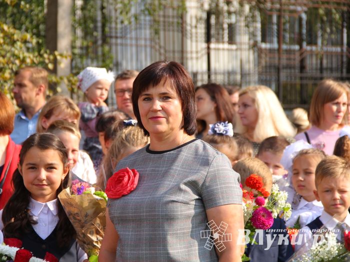 1 сентября в школах Великих Лук прошли Торжественные линейки (ФОТО)