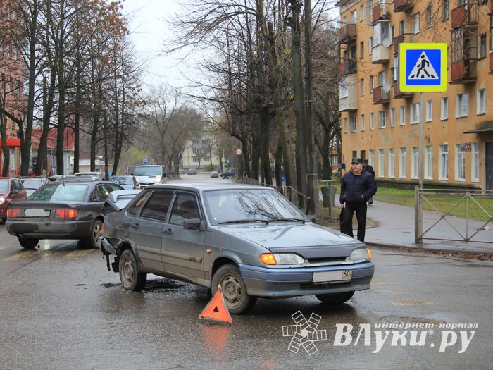 В районе Смоленского рынка произошли два ДТП (ФОТО)