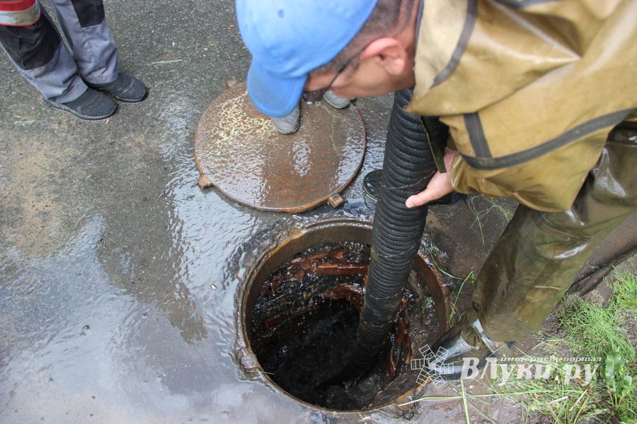 На пр. Гагарина устраняют аварию на водопроводе (ФОТО)