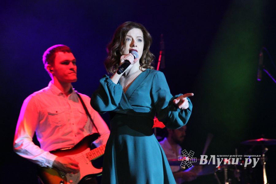 В Великих Луках состоялся концерт Юлии Савичевой (фото)