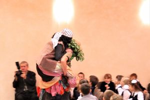 Зачем самых младших учеников 13-й школы испачкали мелом (ФОТО)