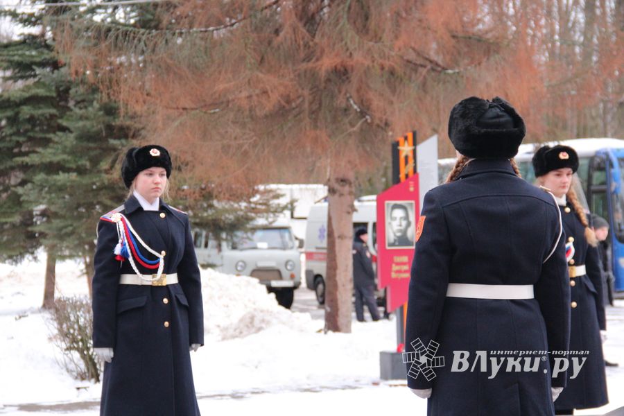 У Вечного огня в Великих Луках прошёл торжественный митинг (фото)